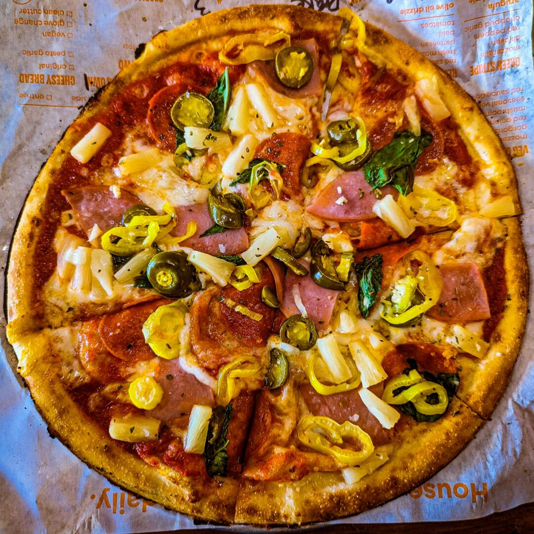 Горячая пицца, бургеры и закуски в темной подаче Dark Gold